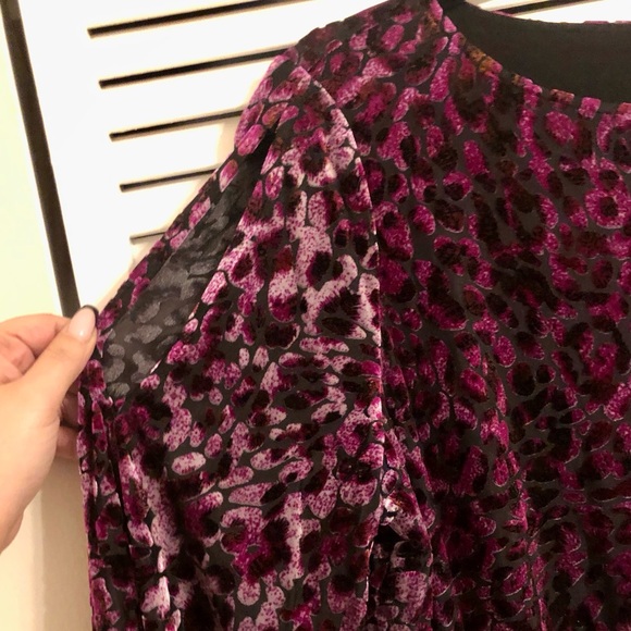 **LIKE NEW** COLD SHOULDER BLOUSE - SUSAN GRAVER - Picture 3 of 5